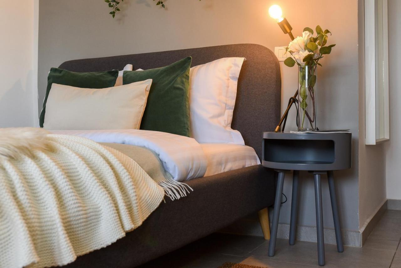 Apartment Read About It - Stylish *